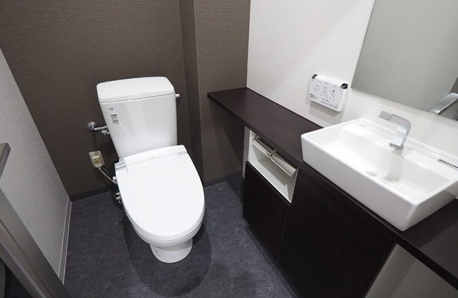 2階トイレ　|　大阪市城東区の快適な倉庫事務所