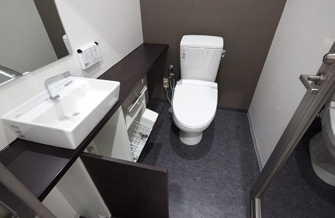 2階トイレ　|　大阪市城東区の細部にこだわった倉庫事務所