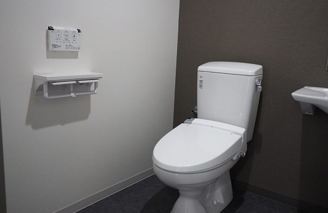 1階トイレ　|　大阪市城東区の細部にこだわった倉庫事務所